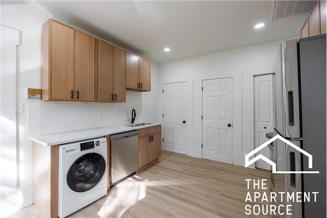 2301 N Leavitt St in Chicago, IL - Building Photo - Building Photo