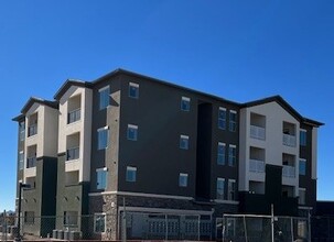 Bluffs 55+ Income Restricted in Los Alamos, NM - Foto de edificio - Building Photo