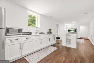 2430 Hanford Dr SW in Atlanta, GA - Building Photo - Building Photo