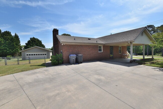 1200 West Mount Drive in Rocky Mount, NC - Building Photo - Building Photo