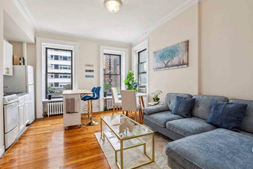 300 E 69th St in New York, NY - Building Photo