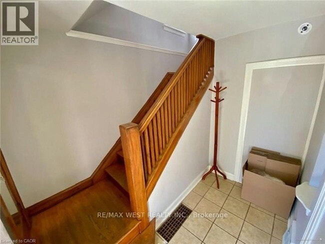 18 Cameron Ave S in Hamilton, ON - Building Photo - Building Photo