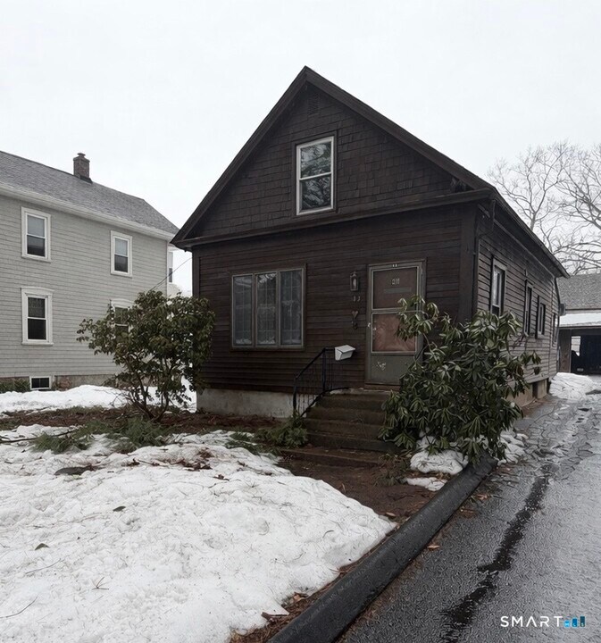 43 Bigelow St in Manchester, CT - Building Photo