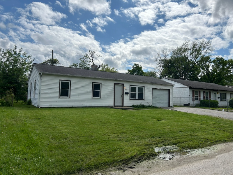 824 St Monica Dr in Sauget, IL - Foto de edificio