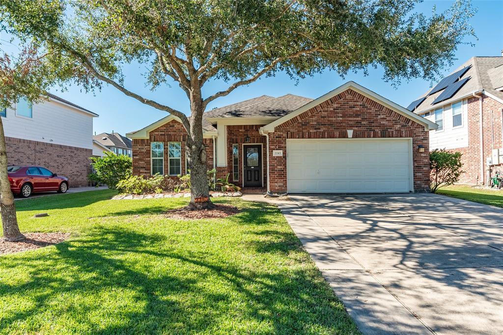 2243 Waxwing Dr in League City, TX - Building Photo