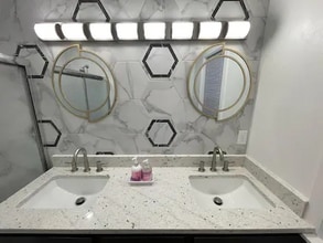 701 NE 24th St in Oklahoma City, OK - Foto de edificio - Building Photo