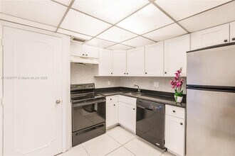 4152 Inverrary Dr in Lauderhill, FL - Building Photo - Building Photo