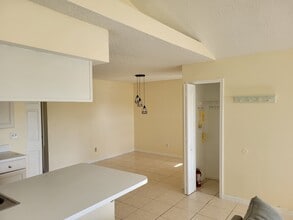 2488 Sweetwater Club Cir, Unit 76 in Kissimmee, FL - Foto de edificio - Building Photo