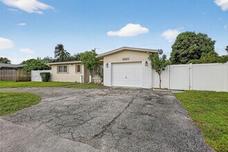 1820 N 56th Ave in Hollywood, FL - Building Photo - Building Photo
