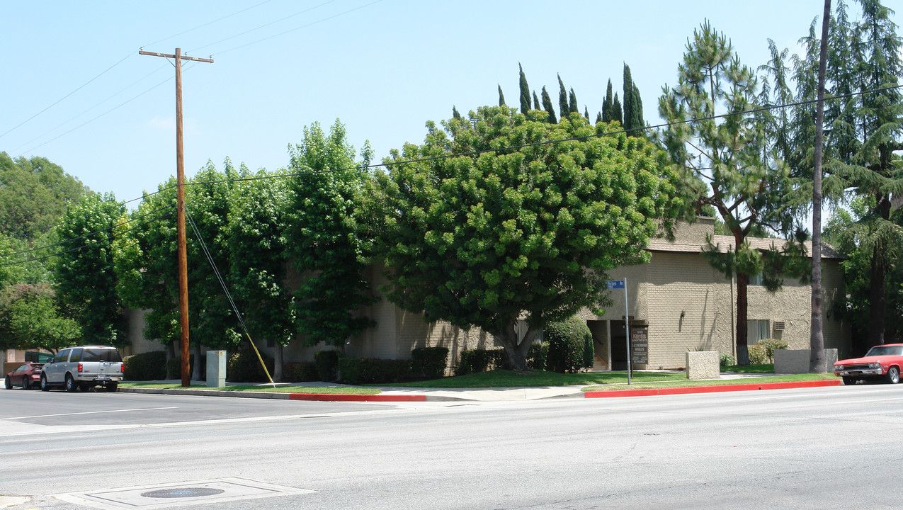 16765 Sherman Way in Van Nuys, CA - Building Photo