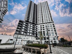 2495 Eglinton Ave W in Mississauga, ON - Building Photo