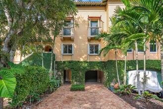 6204 Paradise Point Dr in Palmetto Bay, FL - Foto de edificio - Building Photo