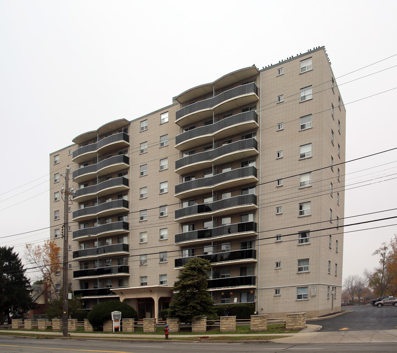 Kently Towers in Hamilton, ON - Building Photo