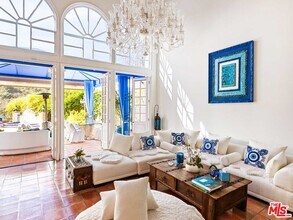 2113 Stoney Hill Rd in Los Angeles, CA - Building Photo - Building Photo
