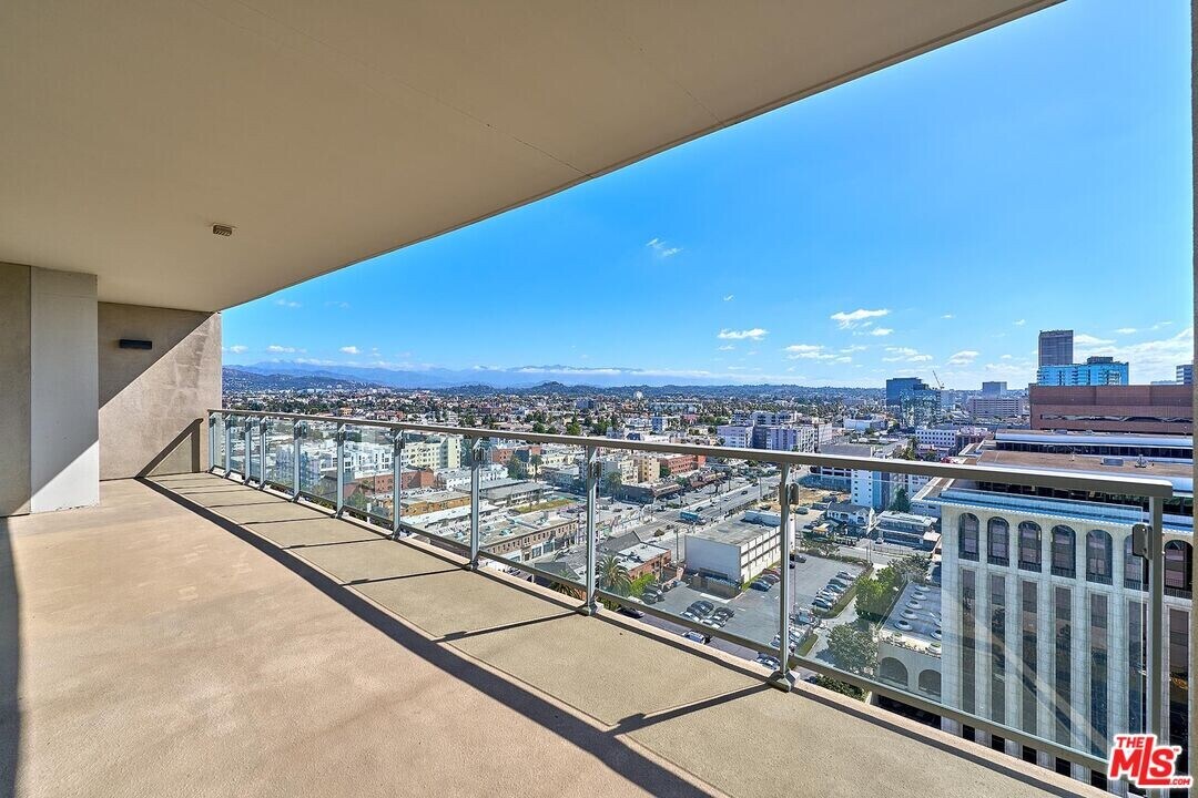 3785 Wilshire Blvd in Los Angeles, CA - Building Photo