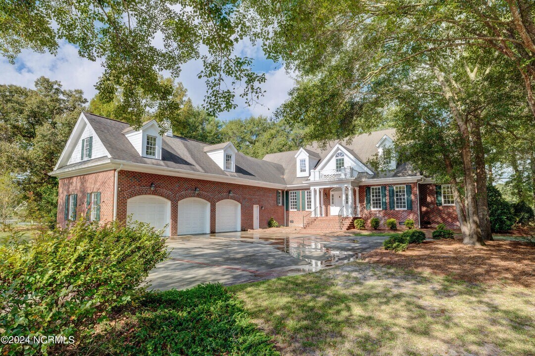 140 River Woods Dr in Wallace, NC - Building Photo