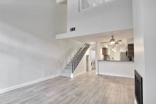 1050 Seco St, Unit 202 in Pasadena, CA - Building Photo - Building Photo