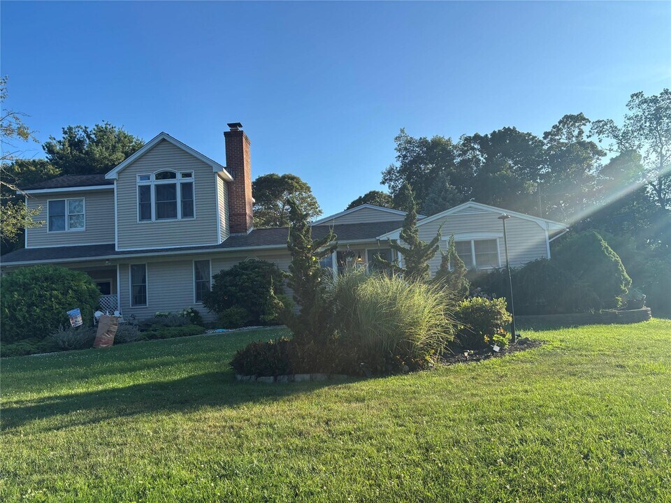123 Broad Ave in Aquebogue, NY - Building Photo