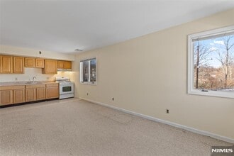 146 Main St, Unit 3 in Bloomingdale, NJ - Foto de edificio - Building Photo