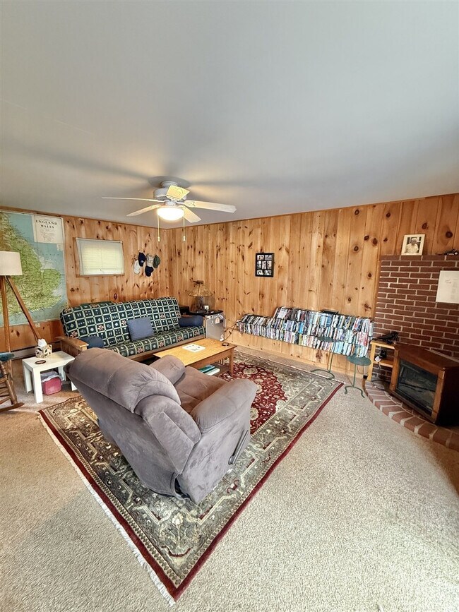 156 Barker Pond Rd in Sebago, ME - Foto de edificio - Building Photo