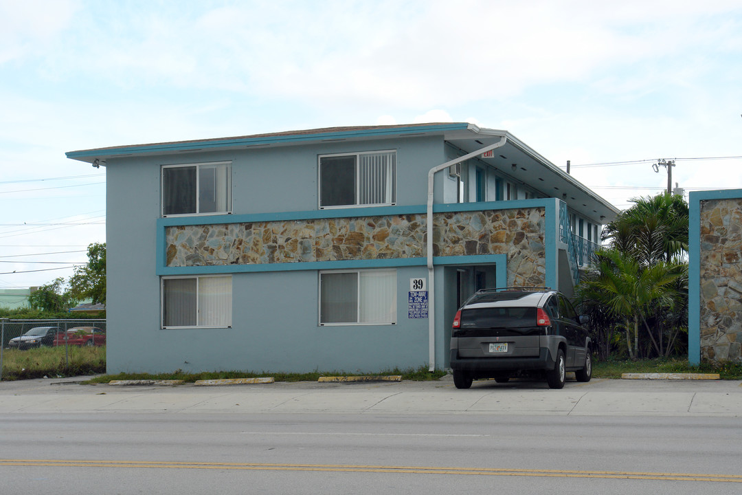 39 E 9th St in Hialeah, FL - Building Photo