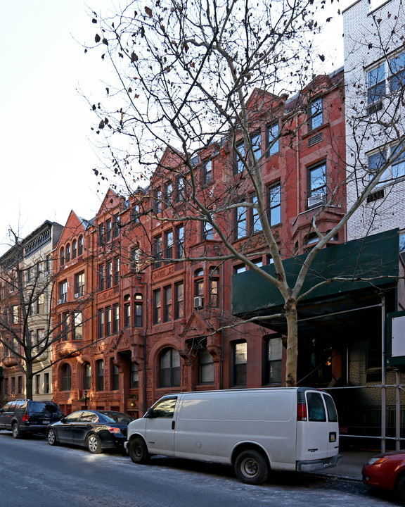 140 W 74th St in New York, NY - Building Photo