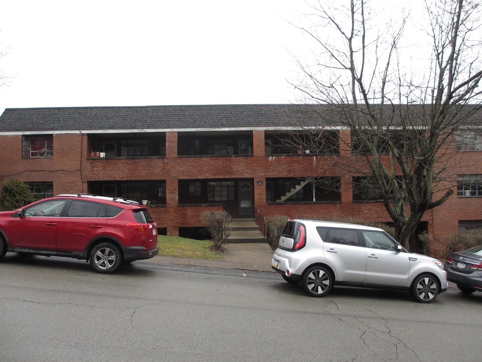 1400 Maple Dr in Pittsburgh, PA - Foto de edificio