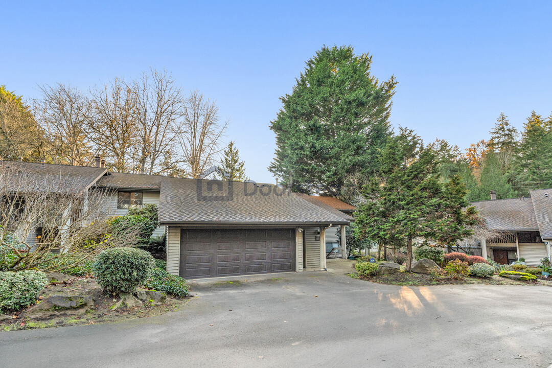 1117 Bellefield Park Ln in Bellevue, WA - Building Photo