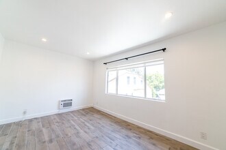 319 Heliotrope Dr in Los Angeles, CA - Building Photo - Building Photo