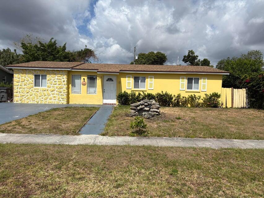 5911 Barbados Way E in West Palm Beach, FL - Building Photo