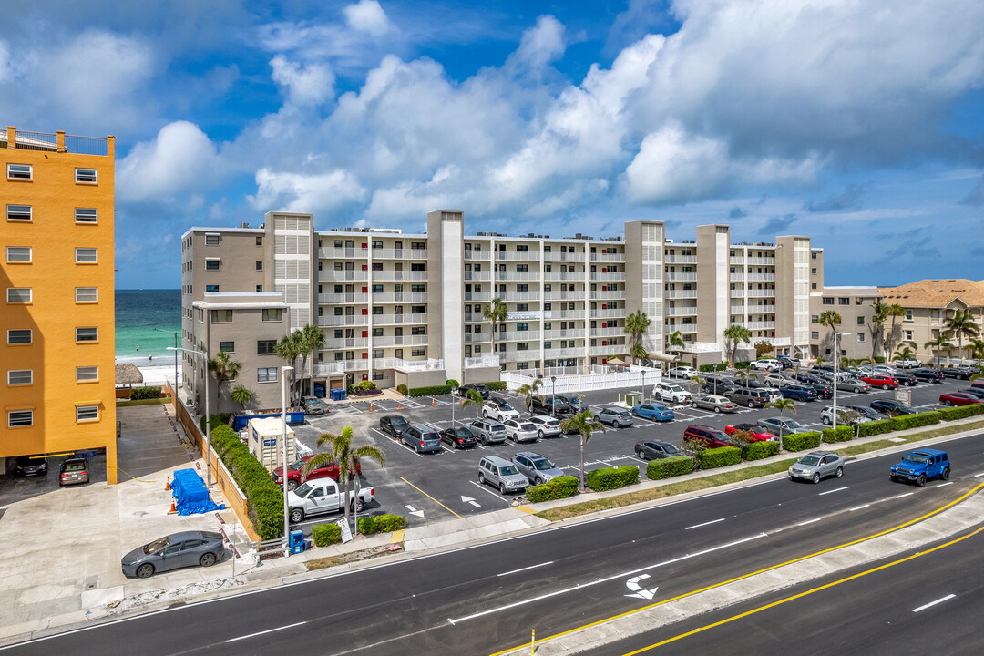 Gulf Shores Condominium in Indian Shores, FL - Foto de edificio