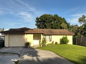 3927 Worcester Rd in Sarasota, FL - Building Photo - Building Photo
