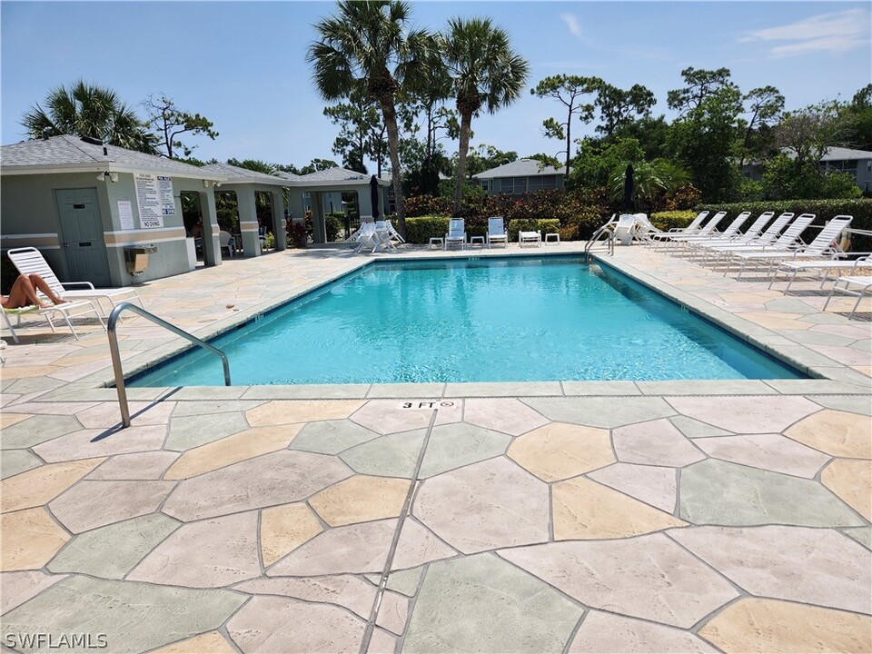 840 New Waterford Dr in Naples, FL - Foto de edificio