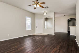 6816 Surrey Oak Dr in Apollo Beach, FL - Building Photo - Building Photo