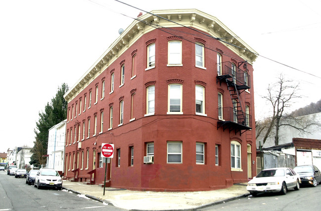 2-8 Chadwick St in Paterson, NJ - Building Photo - Building Photo