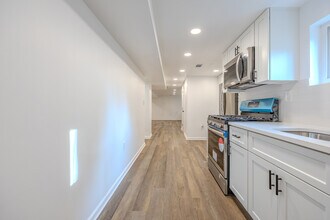 311 Longfellow St NW, Unit B in Washington, DC - Foto de edificio - Building Photo