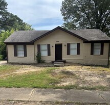 5082 Golden Oaks Dr in Memphis, TN - Building Photo