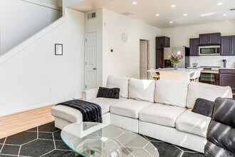 5546 Lisbon St in Denver, CO - Foto de edificio - Building Photo