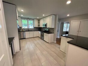 1403 NW 9th Ave in Gainesville, FL - Foto de edificio - Building Photo