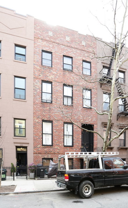 557 Henry St in Brooklyn, NY - Building Photo