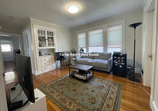 19 Frederick Ave, Unit 1 in Medford, MA - Foto de edificio - Building Photo