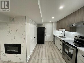 341 Ironside Dr in Oakville, ON - Building Photo - Building Photo