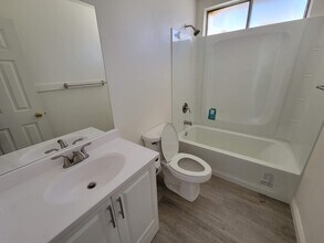 2385 Chanslor St, Unit 3 in Pomona, CA - Foto de edificio - Building Photo