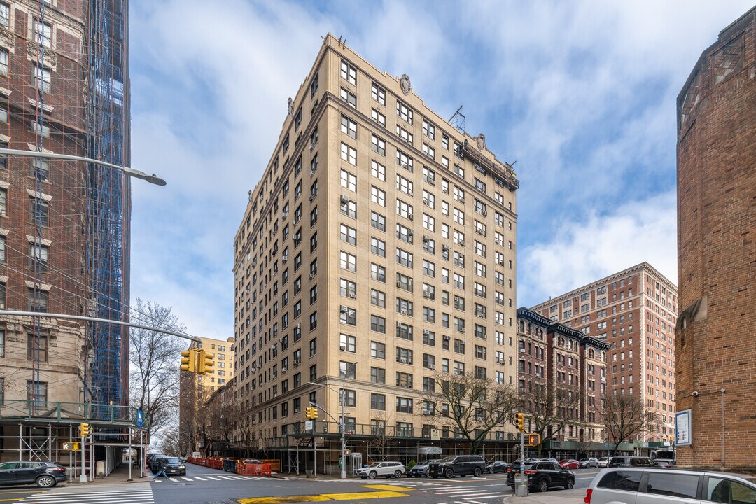825 W End Ave in New York, NY - Building Photo