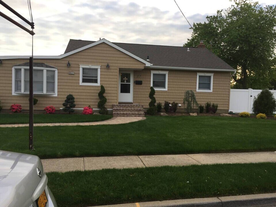 37 Joludow Dr in Massapequa Park, NY - Building Photo