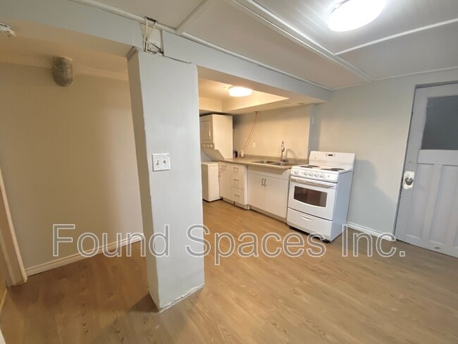 275 Kensington Ave N in Hamilton, ON - Building Photo - Building Photo