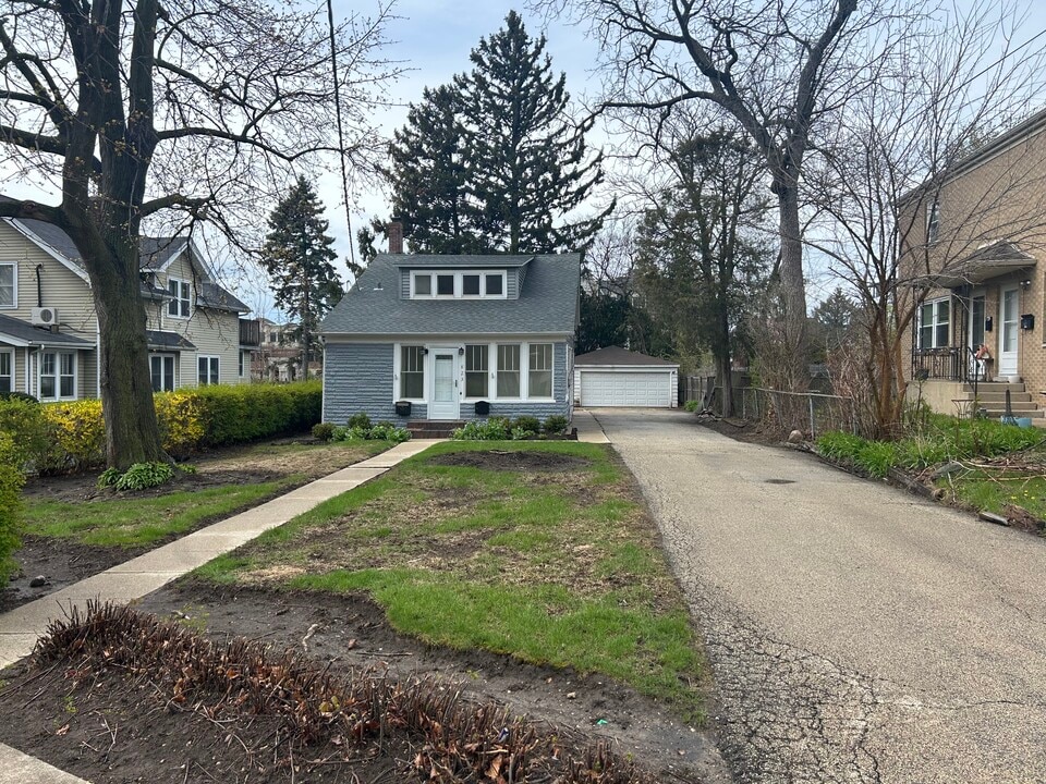 823 Deerfield Rd in Highland Park, IL - Foto de edificio