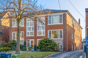 177-179 Quebec Av in Toronto, ON - Building Photo