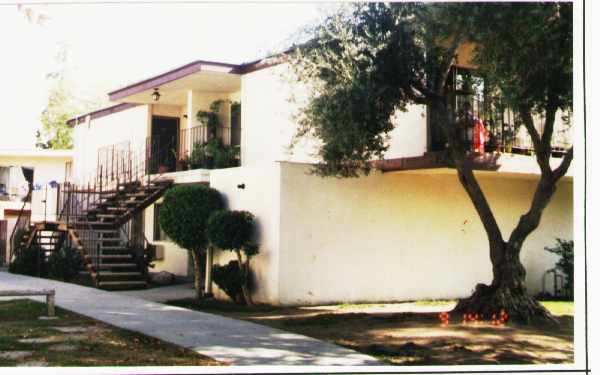 630 N Glenfinnan Ave in Azusa, CA - Foto de edificio