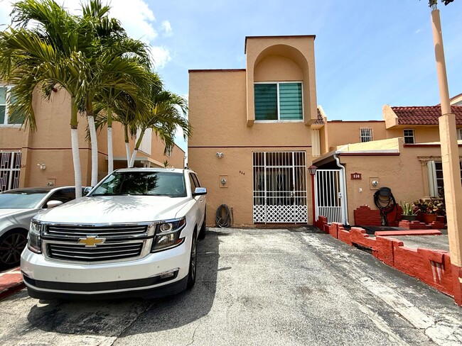 828 W 38th Ter in Hialeah, FL - Foto de edificio - Building Photo